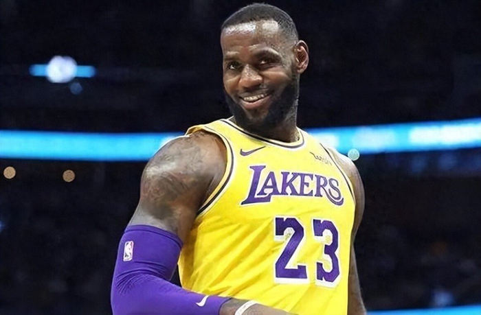 低调看直播-詹姆斯3亿买下洛杉矶豪宅，每年要交多少物业费？说出来你可能不信|洛杉矶湖人队|nba|房产税|开支|湖人_新浪体育_新浪新闻